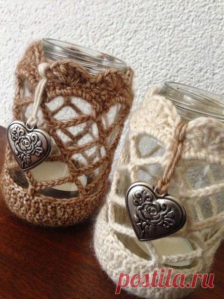 #вдохновение@crochetstory

Склянки, жестянки и пластиковые коробки могут превратиться в практичные декоративные элементы