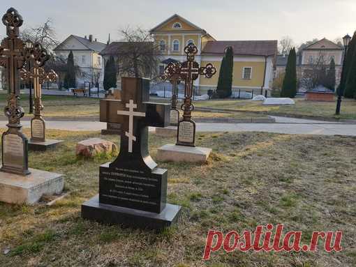 День памяти оптинского пустынника, друга Н.В. Гоголя монаха Порфирия (Григорова; 15.03.1851)
Поминали сегодня на Литургии и литии у места погребения монаха Порфирия. Монах Порфирий родом был из орловских дворян, в Оптиной пустыни находился с 1836 года. Занимался изданием душеполезных книг: жизнеописание схимонаха Феодора, настоятеля Санаксарской обители Феодора Ушакова, пустынножителя Вассилиска и других; помимо того письма Задонского затворника Георгия.