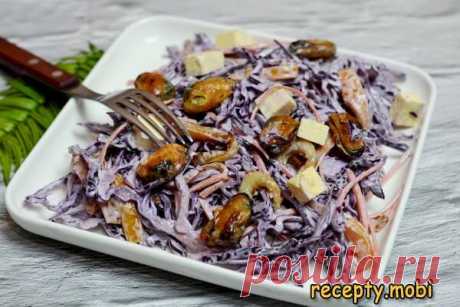 Салат с краснокочанной капустой, креветками, мидиями

✅ Ингредиенты:
▫ краснокочанная капуста – 1/3 шт
▫ креветки – 120 г;
▫ мидии – 120 г;
▫ морковь – 1 шт;
▫ болгарский перец – 1 шт;
▫ сыр – 100 г;
▫ майонез – 130 г;
▫ растительное масло – 30 мл;
▫ соль – по вкусу;
▫ горошины черного перца – 1/3 ч. л.