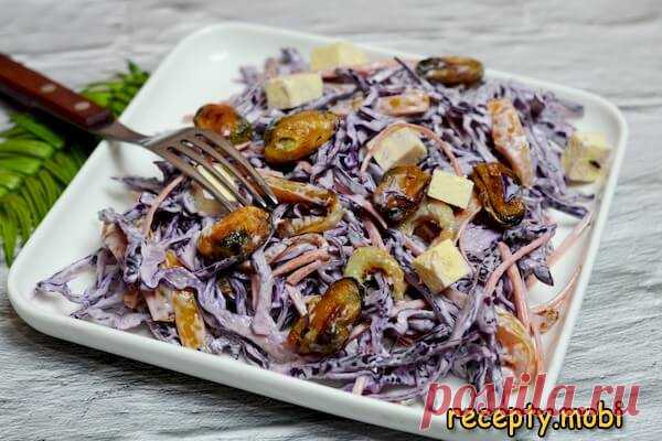 Салат с краснокочанной капустой, креветками, мидиями

✅ Ингредиенты:
▫ краснокочанная капуста – 1/3 шт
▫ креветки – 120 г;
▫ мидии – 120 г;
▫ морковь – 1 шт;
▫ болгарский перец – 1 шт;
▫ сыр – 100 г;
▫ майонез – 130 г;
▫ растительное масло – 30 мл;
▫ соль – по вкусу;
▫ горошины черного перца – 1/3 ч. л.