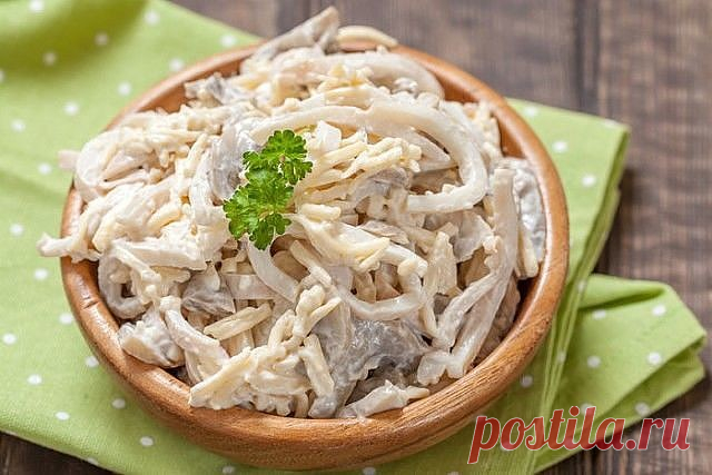 САЛАТ С ШАМПИНЬОНАМИ И КАЛЬМАРАМИ – ВКУС, КОТОРЫЙ ВЫ НЕ ЗАБУДЕТЕ!


ИНГРЕДИЕНТЫ:
майонез
300 г – кальмаров
2-3 стол. л. – лимонного сока
200 г – шампиньонов
1-2 шт. – маринованных или соленых огурцов
3 – вареных вкрутую яйца
2 шт. – репчатого лука
50 мл – растительного рафинированного масла
по вкусу – свежая зелень
соль
молотый перец


РЕЦЕПТ ПРИГОТОВЛЕНИЯ:
Промываем и очищаем шампиньоны, затем нарезаем на пластинки или дольки.
Разогреваем растительное масло на сковородке,...