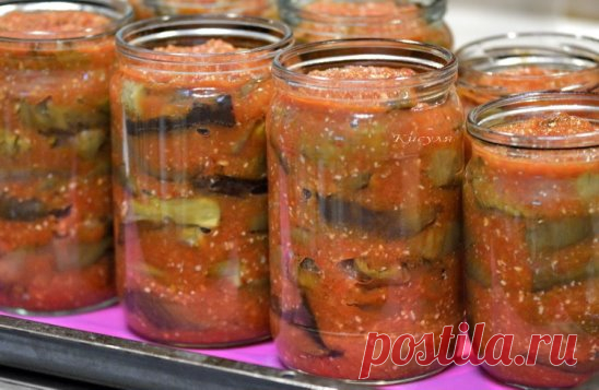 Хочу вам предложить заготовить на зиму остренькие, очень вкусные, с невероятным ароматом баклажаны по-грузински. Готовятся совершенно просто, а результат - отличный. Советую! Из данного количества продуктов получится 2 пол-литровые баночки баклажанов. Для приготовления баклажанов по-грузински на зиму понадобится: баклажаны - 1 кг; сладкий болгарский перец - 400 г; масло растительное - 100 г; чеснок - 1 головка; перец горький - 1 шт.; соль - по вкусу; сахар - 1 ст. л.; уксус 9% - 100 мл. Баклажан