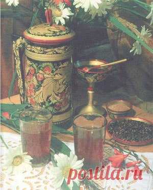 В старину на Руси был очень популярен горячий сладкий напиток - сбитень. Его пили по нескольку раз в день, особенно утром. Сбитень продавали в трактирах, готовили в деревнях и городах, продавали вразнос. Редкое описание московской жизни обходилось без упоминания веселых сбитенщиков (продавцов сбитня), прохаживающихся в толпе зевак с медными самоварчиками, закутанными в полотно, чтобы напиток дольше не остывал, и рекламирующими свой товар стихами: 
Показать полностью…