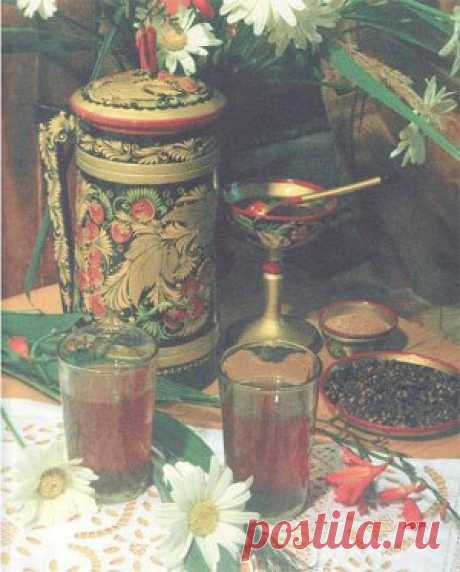 В старину на Руси был очень популярен горячий сладкий напиток - сбитень. Его пили по нескольку раз в день, особенно утром. Сбитень продавали в трактирах, готовили в деревнях и городах, продавали вразнос. Редкое описание московской жизни обходилось без упоминания веселых сбитенщиков (продавцов сбитня), прохаживающихся в толпе зевак с медными самоварчиками, закутанными в полотно, чтобы напиток дольше не остывал, и рекламирующими свой товар стихами: 
Показать полностью…