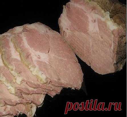 Идеальное мясо на праздник
На 1 кг мяса нужно 1л воды:
соль 60г
сахар 25г 
чеснок 1 головка (обязательно !!!)
имбирь свежий 30г 
специи (лавровый лист, перцы горошком, кориандр, горчица в зернах, мускатныйорех, розмарин) Это те специи которые добавляла я, но это дело !1! мясо: вода-1: 1 !!! Если у Вас 1,5 кг мяса, то воды в соответствии 1,5л Специй должно бытьмного !!!
Воду холодную налить в кастрюлю большую в объеме в 2-3 раза.
Сразу добавить соль и сахар, вскипятить.
Добавить зубчика чеснока