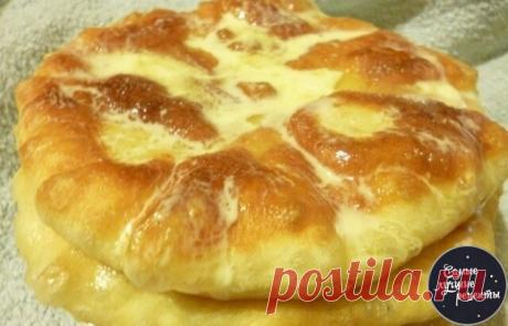 Пышки со сметаной

Частенько я жарю румяные и ароматные пышки к чаю. Делаются они очень легко, что называется "без забот и хлопот"!
Для приготовления пышек понадобится:
1 стакан молока или простокваши,
1 яйцо,
1 ч.л. сухих дрожжей,
1 ч.л. соли без горки,
1 ст.л. сахара,
2 ст.л. подсолнечного масла без запаха,
2,5 - 3 стакана муки,
подсолнечное масло для жаренья,
сметана и сахар
Способ приготовления:
В теплом молоке развести дрожжи, добавить масло, соль, сахар, яйцо, муку и...