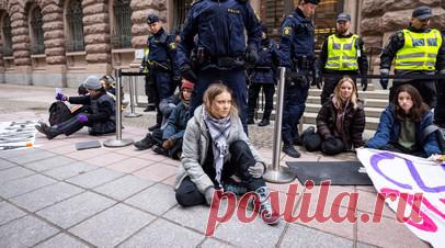 NOS: Грету Тунберг задержали на акции протеста в Гааге. В Нидерландах полиция задержала шведскую активистку по борьбе с изменением климата Грету Тунберг на несанкционированной акции протеста в Гааге. Читать далее