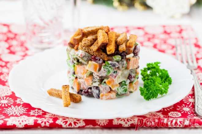 Салат с морковью и ветчиной .