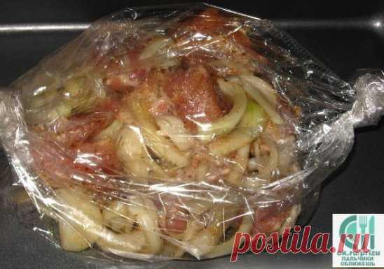 МЯСО С КАРТОФЕЛЕМ В РУКАВЕ 
Готовится очень просто, и подготовка продуктов занимает минимум времени. 
Мясо, приготовленное по этому рецепту, получается очень мягким и сочным, а картофель - ароматным. 
Ингредиенты: 
-400-500 гр. мяса (у меня свиная шейка) 
-картофель 6-8 средних шт. 
-шампиньоны (количество на ваше усмотрение) 
-1 помидор 
-1 болгарский перчик (можете добавить фасоль, цветную капусту, на ваш вкус). 
-1 большая луковица (репчатый) 
-4-5 зубчиков чеснока 
-соевый соус 3 ст.л. 
-в