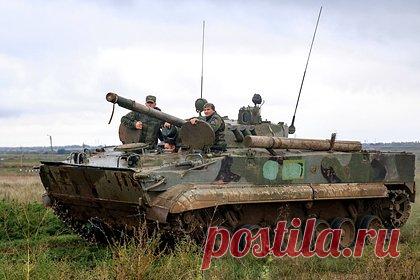 Назван российский аналог американской БМП Bradley. Российским аналогом американской БМП Bradley выступает БМП-3. Об этом ТАСС рассказал полковник запаса, эксперт в области бронетанковой техники, кандидат военных наук Сергей Суворов. Преимуществом российских БМП-3 над американскими Bradley эксперт назвал дальность стрельбы.