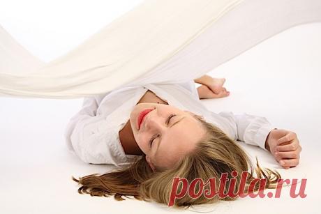 О том, как правильно спать Треть жизни человек проводит лежа в постели, - поэтому выбор правильной позы для сна очен важен для нашего здоровья.Врачи не рекомендуют спать на животе, поскольку это вызывает развитие хронических болей в шее, спине и пояснице...