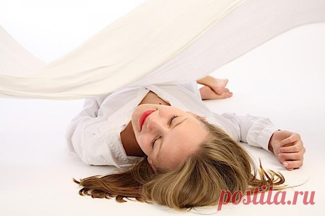 О том, как правильно спать Треть жизни человек проводит лежа в постели, - поэтому выбор правильной позы для сна очен важен для нашего здоровья.Врачи не рекомендуют спать на животе, поскольку это вызывает развитие хронических болей в шее, спине и пояснице...