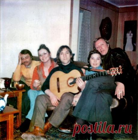 Кирилл Ласкари, Марина Влади, Владимир Высоцкий, Лариса Голубкина и Андрей Миронов в квартире на Малой Грузинской, 8 марта 1976 года (в день 35-летия Андрея Миронова). Фото Михаила Брука