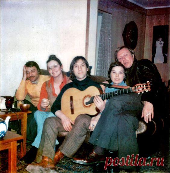 Кирилл Ласкари, Марина Влади, Владимир Высоцкий, Лариса Голубкина и Андрей Миронов в квартире на Малой Грузинской, 8 марта 1976 года (в день 35-летия Андрея Миронова). Фото Михаила Брука