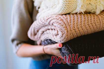 Эксперт раскрыл опасность популярных лайфхаков по уборке. Генеральный директор службы прачечной и химчистки Laundryheap Деян Димитров (Deyan Dimitrov) раскрыл опасность лайфхаков из интернета по уборке. Так, например, в сети стал популярным способ избавления подушек от бактерий путем их нагрева в сушильной камере. Эксперт объяснил, что не стоит пользоваться этим лайфхаком.