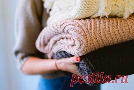 Эксперт раскрыл опасность популярных лайфхаков по уборке. Генеральный директор службы прачечной и химчистки Laundryheap Деян Димитров (Deyan Dimitrov) раскрыл опасность лайфхаков из интернета по уборке. Так, например, в сети стал популярным способ избавления подушек от бактерий путем их нагрева в сушильной камере. Эксперт объяснил, что не стоит пользоваться этим лайфхаком.