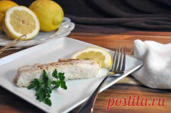 Как приготовить хека | БУДЕТ ВКУСНО!
Хек – вкусная морская рыба, из которой можно приготовить множество различных блюд. Она доступна каждому, так как стоит недорого и продается практически в каждом супермаркете. Однако чтобы порадовать своих близких оригинальными блюдами из хека, стоит вооружиться определенными знаниями и придерживаться некоторых правил. Хек – универсальная рыба, которую можно и запечь, и пожарить, и приготовить из нее суп, котлеты, запеканки