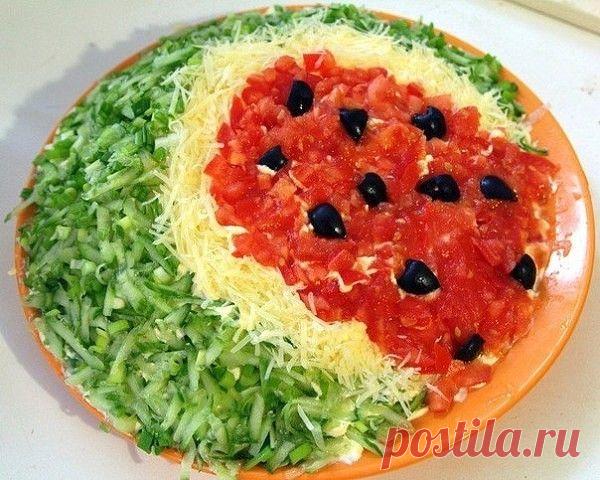 АРБУЗНАЯ ДОЛЬКА !!!  **Кура отварная или мясо 100г -кубик или волокна, тв/сыр 100г -тёрка, маслины б/к ½ банки, майонез -смешай. *Декор: салат -формируй косую дольку. Выкладывай: помидор 2шт -кубик, жесткая часть под кожурой; огурец 1шт -тёрка, принцип тот же. Смотри, чтобы не было сока! Между ними -светлая полоса из тёрт/сыра; маслины -колечки, это арбуз/семечки.