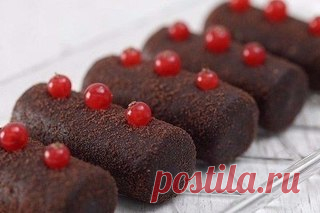 Любимое пирожное мужа - картошка. Научилась его печь дома, хотите и вас научу?

ПИРОЖНОЕ ЗАВАРНОЕ КАРТОШКА 

Ингредиенты: 
Заварной крем 
- Молоко — 200 мл 
- Масло — 100 г 
- Сахар — 2 ст. л. 
- Мука — 2 ч. л. 
- Яйцо — 1 шт. 
- Ванилин 
- Крошка от печенья — 300 г 
- Какао — 2 ст. л. 
- Орехи — 50 г 

Приготовление: 
1. Орехи измельчить или перемолоть на мясорубке, перемешать с крошкой. 
2. Добавить какао. 
Готовим заварной крем: 
3. Сахар муку и ванилин залить небольшим...