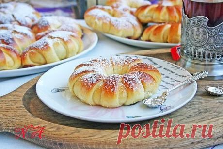 БУЛОЧКИ С ВАРЁНОЙ СГУЩЁНКОЙ
Сохрани, чтобы не потерять 
Автор: Наташа А.

количество 12-15 штук 

Тесто: 
450 гр. пшеничной муки 
5 гр. сухих дрожжей 
100 мл. молока 
180 мл. кефира 
80 гр. сахара 
1/2 ч.л. соли 
70 гр. сливочного масла 
1 куриное яйцо 
ванилный сахар 

1 банка варёного сгущённого молока(молоко остается,используется чуть больше половины) 
1 куриное яйцо для смазывания булочек 
сахарная пудра 
у меня что-то похожее на вареную сгущенку, здесь называется dulc...