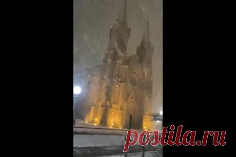 Жители Бразилии поиграли в снежки благодаря рекордным температурам. Жители Бразилии поиграли в снежки благодаря рекордно низким температурам воздуха: она упала до 8 градусов. Кроме того, как минимум в 13 городах южного штата Риу-Гранди-ду-Сул выпал снег, в некоторых из населенных пунктов прошел град. Жители страны публикуют кадры с места событий в Twitter.