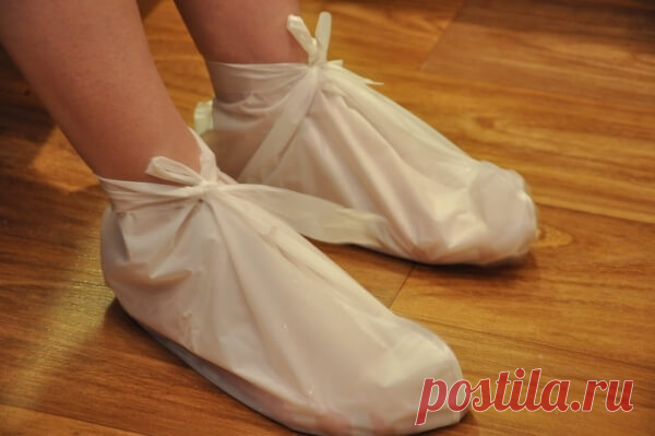 Мне 63, а пяточки как у молодой девушки… Мой способ избавления от натоптышей! Лет 15 назад этим способом поделилась со мной подружка… С тех пор, что бы я не попробовала, все равно возвращаюсь к этому проверенному методу!