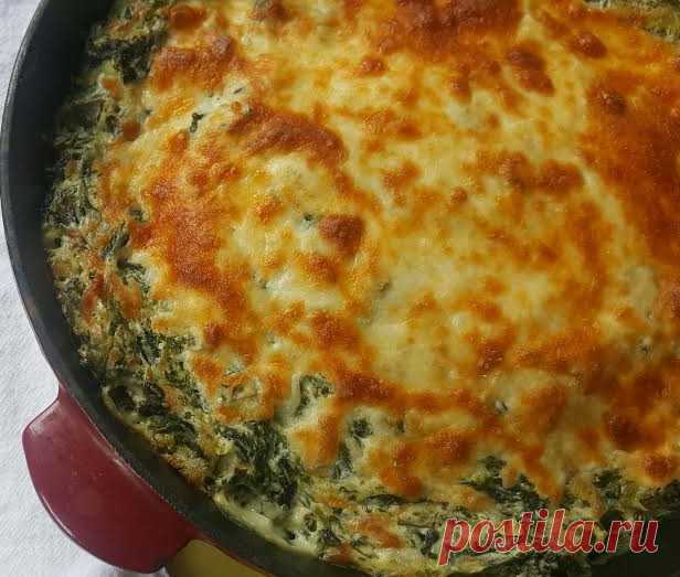 Запечённый дип-соус с мангольдом и артишоками - рецепт Густой и насыщенный дип-соус с мангольдом, поданный на стол в окружении чипсов для макания, - лучшая закуска для большой компании.