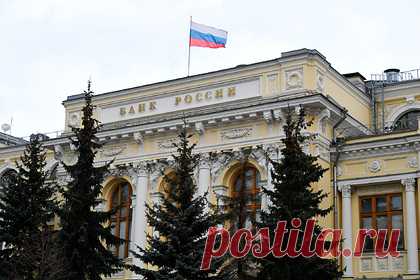 Российским банкам решили закрыть лазейку для навязывания услуг. Центробанк России предложил изменить правила предоставления кредитов физическим лицам, чтобы закрыть лазейку для навязывания им дополнительных услуг, повышающих стоимость обслуживания. При объяснении условий кредита банкам придется предлагать два варианта — со скрытыми услугами и без них.