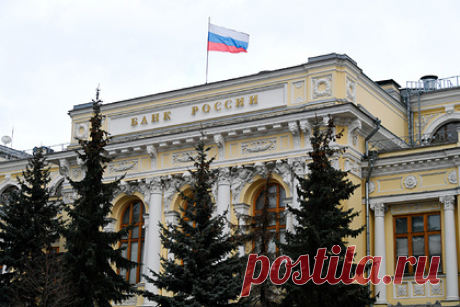 Российским банкам решили закрыть лазейку для навязывания услуг. Центробанк России предложил изменить правила предоставления кредитов физическим лицам, чтобы закрыть лазейку для навязывания им дополнительных услуг, повышающих стоимость обслуживания. При объяснении условий кредита банкам придется предлагать два варианта — со скрытыми услугами и без них.