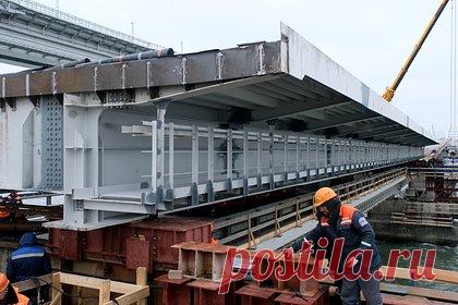 Движение по Крымскому мосту приостановлено. Автомобильное движение по Крымскому мосту приостановлено в среду, 16 ноября, в связи с проведением технологических работ. Об этом сообщило Министерство транспорта Крыма. В Минтрансе призвали на это временя воздержаться от поездок из Крыма в Краснодарский край и обратно.