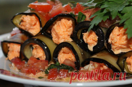 Острые баклажанные рулетики с овощами.