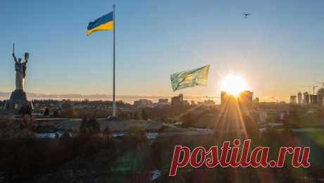 На Украине английский сделали языком международного общения. Президент Украины Владимир Зеленский подписал закон о наделении английского статусом языка международного общения. Об этом свидетельствуют данные сайта Верховной рады. Закон определяет категории государственных должностей, кандидаты на ...