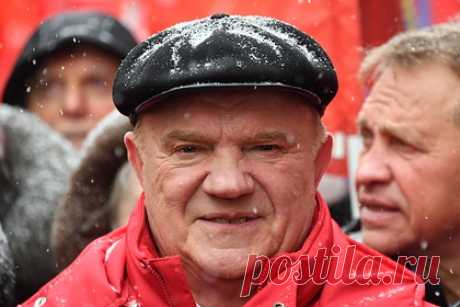 Зюганов назвал малограмотными сторонников захоронения Ленина. Лидер КПРФ Геннадий Зюганов прокомментировал предложения захоронить Владимира Ленина. По его словам, подобные идеи высказывают малограмотные люди, потерявшие всякую совесть. Отмечается, что в пятницу, 21 января, сторонники КПРФ возложили цветы к мавзолею Ленина на Красной площади в честь 98-летия со дня его смерти.