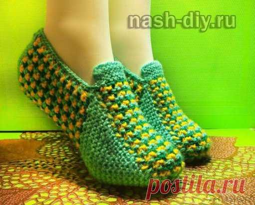 ВЯЗАНИЕ СПИЦАМИ ДОМАШНИЕ ТАПОЧКИ,
описание: http://nash-diy.ru/vjazanie-dlja-zhenschin/sledki-noski/576-vjazanie-spicami-domashnie-tapochki.html