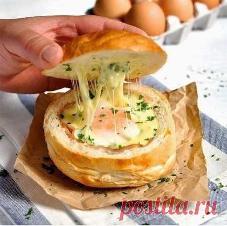 Горячие булочки с яйцом, сыром и ветчиной на завтрак.