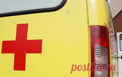 В Вологодской области в аварии с автобусом пострадали 11 человек. Пассажиров доставили в медучреждение сообщает ТАСС. По предварительным данным, на трассе Вологда — Новая Ладога водитель легкового автомобиля по неустановленной пока причине выехал на встречную полосу и столкнулся с микроавтобусом. Травмы получили 11 пассажиров автобуса и водитель легкового авто. На место аварии выезжали медики и пожарные.