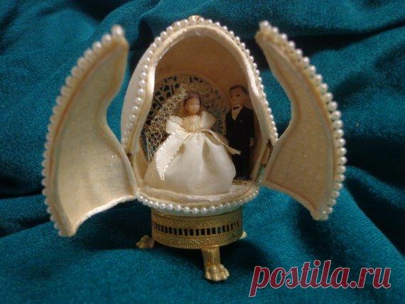 Wedding Egg, Bride and Groom in Decorated Egg, Miniature Egg Wedding Couple, Vintage Hand Made Wedding Souvenir Memento miniature Bride and Groom in decorated egg, Decorated Wedding Egg, Marriage memento, wedding souvenir, hand made miniature egg, hand made miniature bride and groom, miniature wedding couple in Faberge style egg  Sweet little wedding couple, bride and groom, in this hand made egg. Open