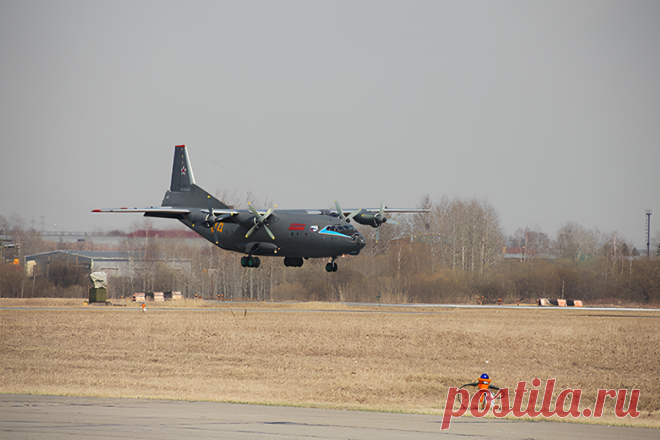 Самолет Ан-12 аварийно сел на аэродроме в Комсомольске-на-Амуре. Находившиеся на борту восемь человек не пострадали, сообщили в экстренных службах.