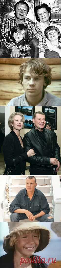 //Чтобы помнили... Галкин Владислав Борисович.//. Сегодня (25 декабря) день рождения актера Владислава Галкина. Ему бы исполнилось 43 года
Дебютом в кино для Владислава Галкина стала роль Гекльберри Финна в картине Станислава Говорухина «Приключения Тома Сойера и Гекльберри Финна» в 9-летнем возрасте