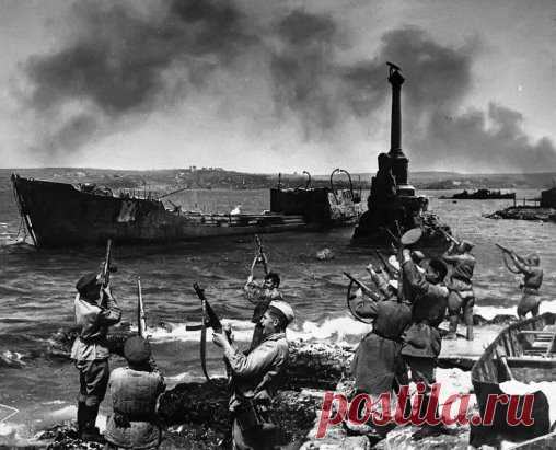 Советские солдаты в Севастополе, 1944 год.
