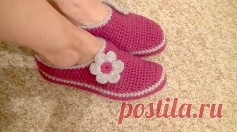 Домашние тапочки на войлочной подошве крючком (Уроки и МК по ВЯЗАНИЮ) Огромное спасибо за отличный мастер-класс  Valentina America   Автор доходчиво и просто объясняет сам процесс вязания тапочек на войлочной подошве. Получились интересные и практичные тапочки. …