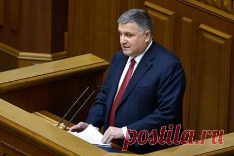 На Украине назвали причину увольнения Авакова. Увольнение Арсена Авакова с поста главы МВД Украины, который он занимал последние семь лет, было связано с депутатом от партии «Слуга народа» Евгением Брагарем, которого сотрудники полиции остановили за употребление алкоголя. По его словам, мать Брагаря «очень близка» к президенту Украины Владимиру Зеленскому.