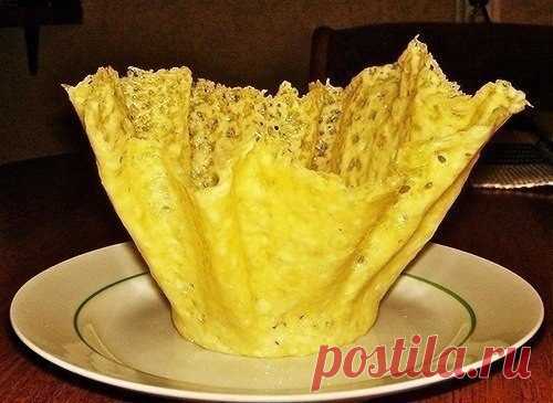 Сырные корзиночки Ингредиенты: - кальмары - 400 г - 3 небольших свежих огурчика (или китайская капуста) - 2 вареных яйца - 300 г сыра - майонез для заправки Приготовление: Сначала делаем корзиночки, так как перед раскладыванием салата они должны хорошо застыть. Дно плоской тарелки смазываем сливочным маслом, сверху натираем немного сыра, выкладываем из него круг диаметром 10-12 см. Ставим тарелку на 20 секунд в микроволновку или помещаем в разогретую духовку до расплавления сыра. Достаем, даем…