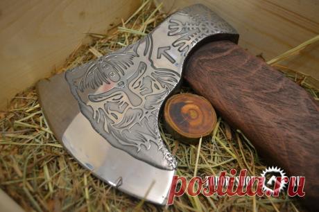 Кованый топор ручной работы Черномор + ящик
Данного персонажа мы встречаем поэме А.С. Пушкина «Руслан и Людмила». Александр Сергеевич написал поэму астрофическим четырехстопным ямбом. Черномор это отрицательный персонаж, который является злым колдуном, который похитил Людмилу прямо из покоев молодого мужа Руслана после свадебного пира. Данный топор предназначен для того, чтобы усилить мужскую силу, а всю немощь, неуверенность в любовных делах заточить в данный топор и запереть в ящике.