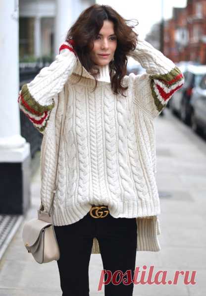 Street style-подборка: объёмные вязаные свитеры, джемперы, накидки и платья - тренд сезона