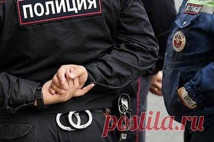 Полиция подтвердила задержание подозреваемого в убийстве и нападении на МВД. Подозреваемый в тройном убийстве и нападении на отдел полиции в Лисках был задержан на подъезде к селу Студенок Воронежской области. Сотрудник ДПС и оперативник уголовного розыска заметили автомобиль подозреваемого. Он оказал вооруженное сопротивление. Полицейским пришлось применить табельное оружие.