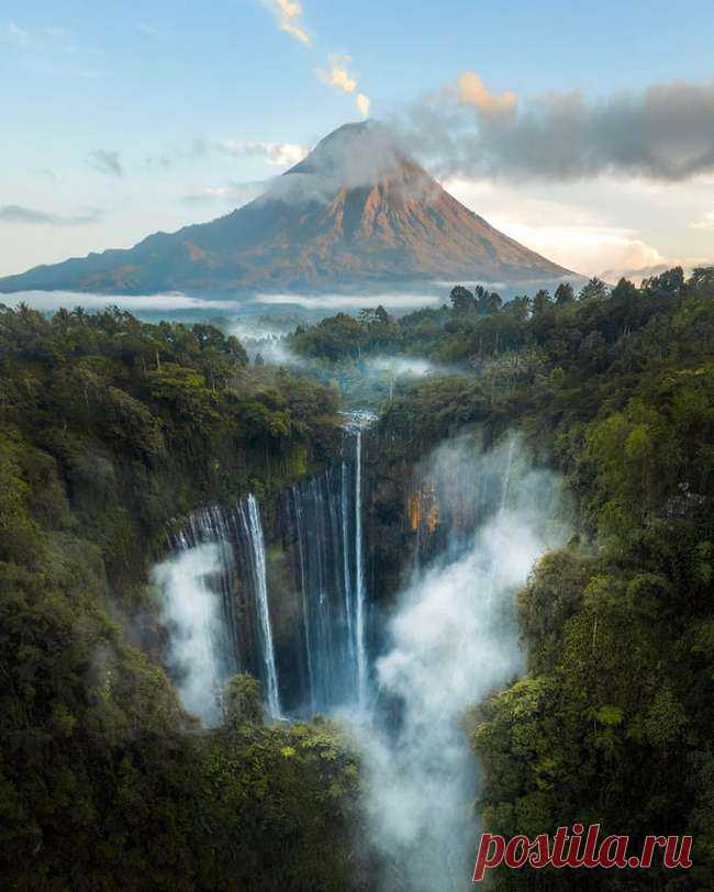 Самый красивый водопад Индонезии  Coban Sewu у подножия вулкана Семеру на острове Ява . Тут забавно !!!