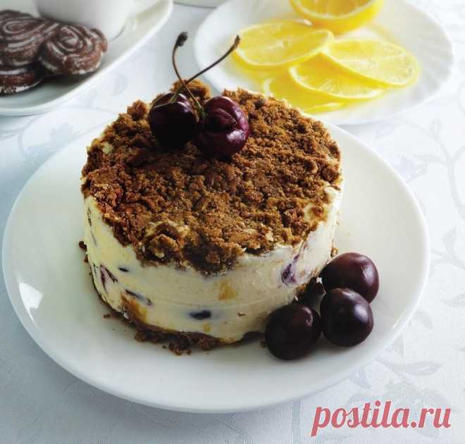 Торты из печенья - 5 лучших рецептов.

Рецепт 1: Торт из печенья банановый

Описание:

Очень вкусный торт! Сочетание сметаны и бананов делает его вкус нежным, а на его приготовление уходит так мало времени, что можно делать его хоть каждый день и подавать в качестве десерта или на завтрак малышам.

Ингредиенты:

1 кг не соленого крекера;
4 крупных банана;
1 л сметаны;
0,5 кг сахара;
100 гр. шоколада.

Способ приготовления:

1. Взбиваем сметану с сахаром. Бананы нарезаем то...