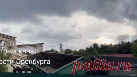 Грузовой поезд сошел с рельсов и врезался в здание в Оренбургской области. Грузовой поезд сошел с рельсов в Оренбургской области. Об этом сообщил Telegram-канал &quot;Новости Оренбурга&quot;. Несколько вагонов влетели в расположенное около железнодорожных путей здание неподалеку от станции &quot;Меновой ...