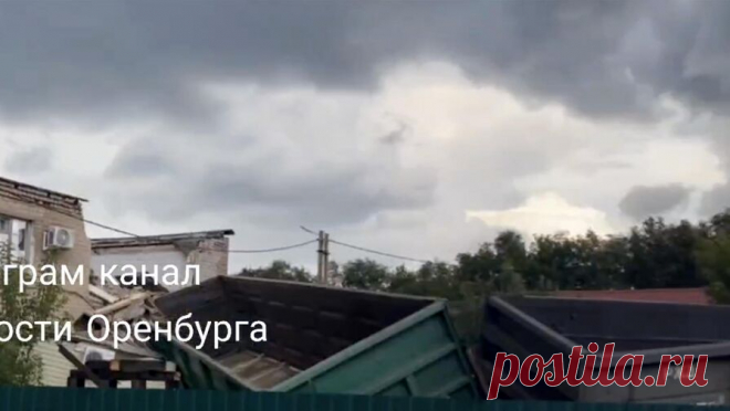 Грузовой поезд сошел с рельсов и врезался в здание в Оренбургской области. Грузовой поезд сошел с рельсов в Оренбургской области. Об этом сообщил Telegram-канал "Новости Оренбурга". Несколько вагонов влетели в расположенное около железнодорожных путей здание неподалеку от станции "Меновой ...